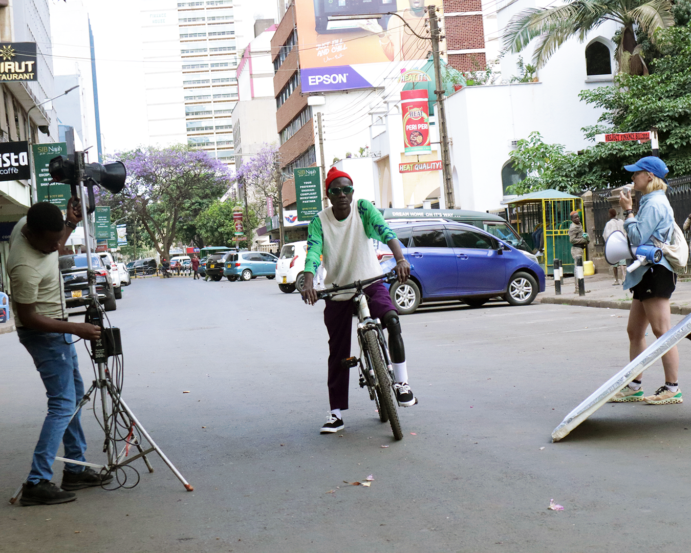 Tabu Ley Mungu Econi, un amputado de Uganda, montando en bicicleta con su pierna protésica.
