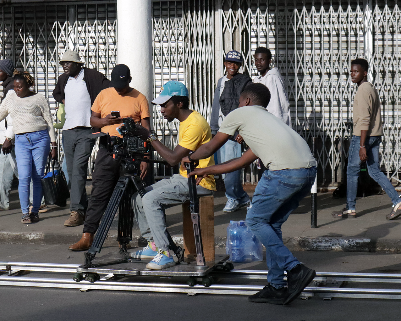 Nick Wambugu, un videógrafo keniano, trabajando durante el rodaje de la imparable campaña de Circleg.