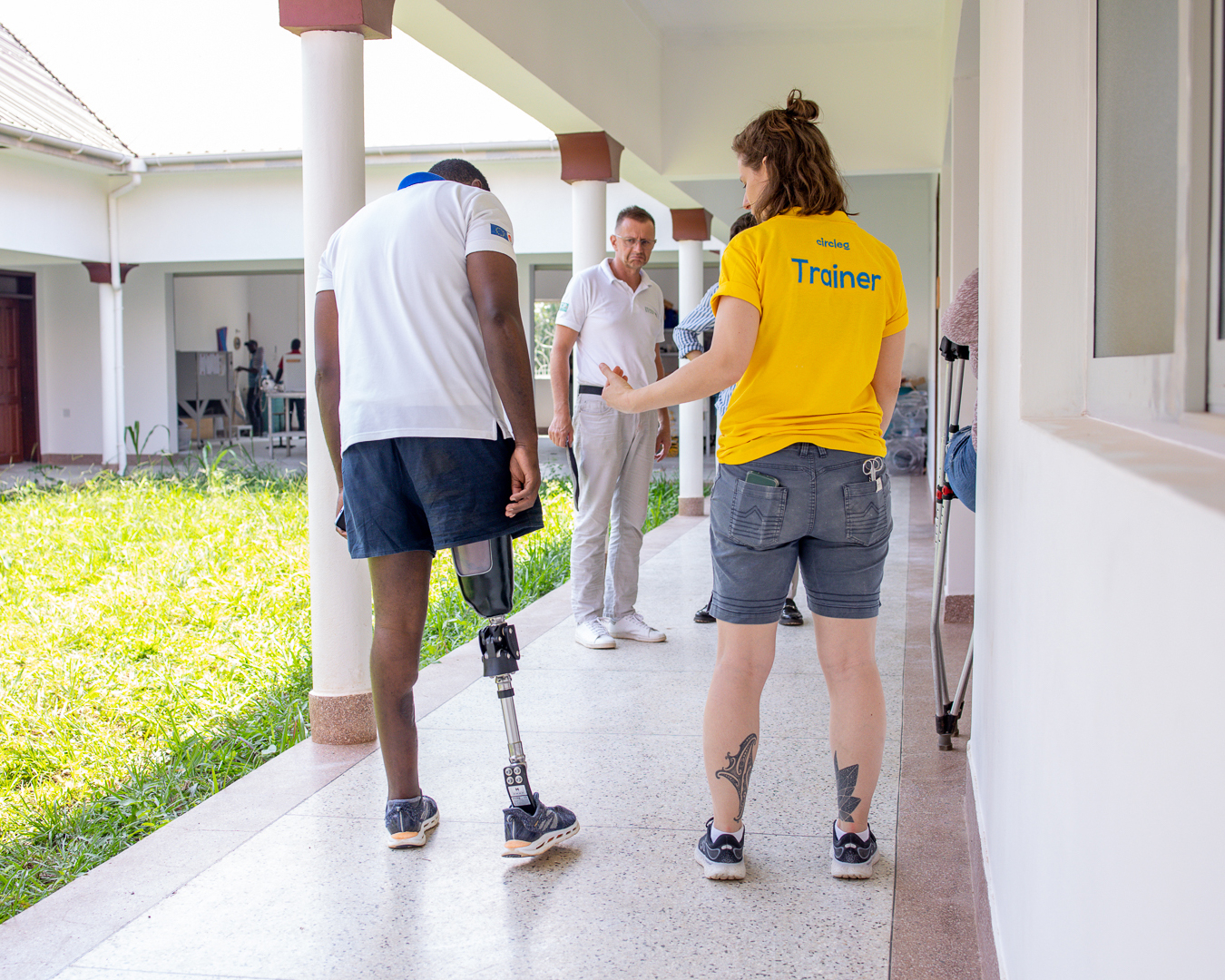 Un formador de Circle está ayudando a una persona amputada en Uganda. Se asegura de que las personas amputadas reciban una atención protésica de alta calidad.